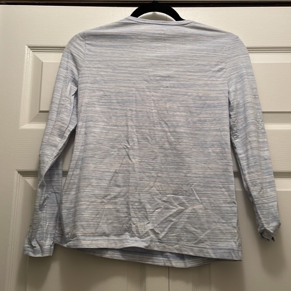 Croft and Barrow Women’s Blue and White Long Sleeve Shirt - Picture 3 of 3